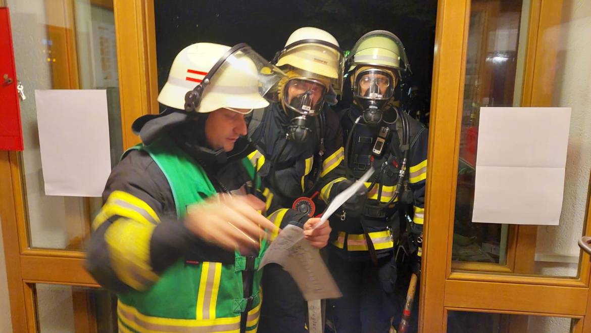 Demenzspezifische Übung in der Tagespflege „Haus mit Herz“ in Bad Buchau: Feuerwehr trainiert den Ernstfall